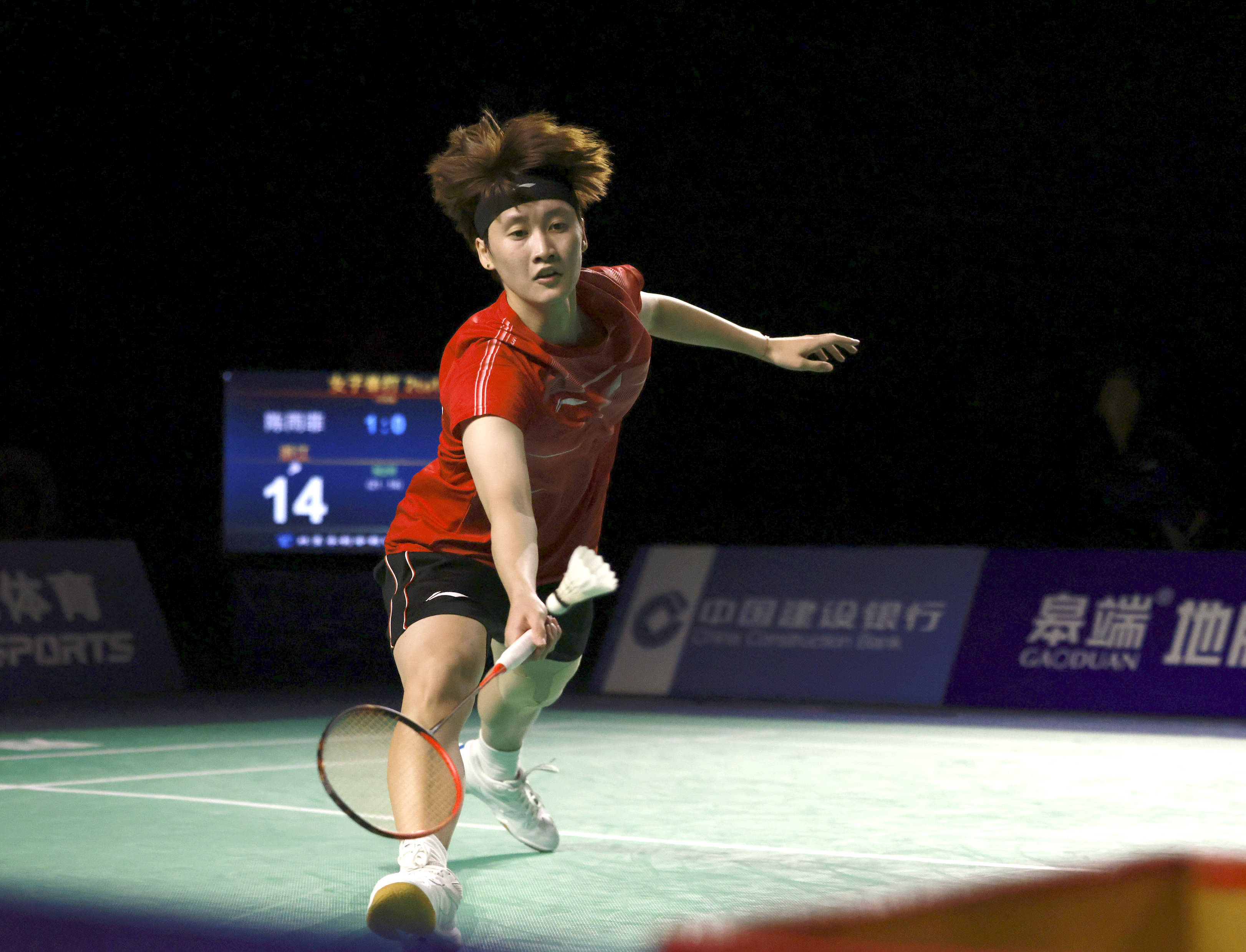 她展现了自 她展现了自